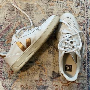 Almost new Veja V-10 leather sneaker w/ rose gold